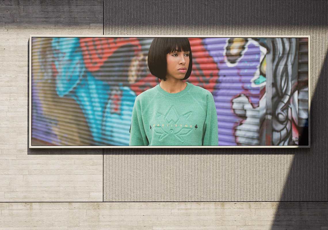 billboard-mockup-of-a-model-wearing-product-sweatshirt-from-sans-clothing-anjes-design