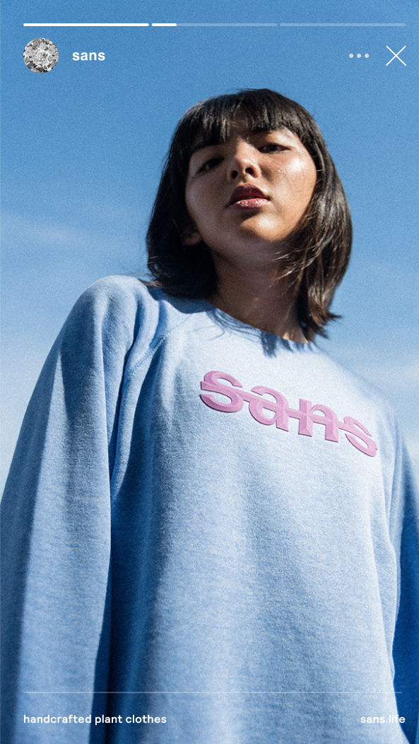 instagram-reel-mockup-showing-a-young-adult-woman-posing-in-sans-sweathsirts-and-clothing-with-stereoscopic-motion-anjes-design